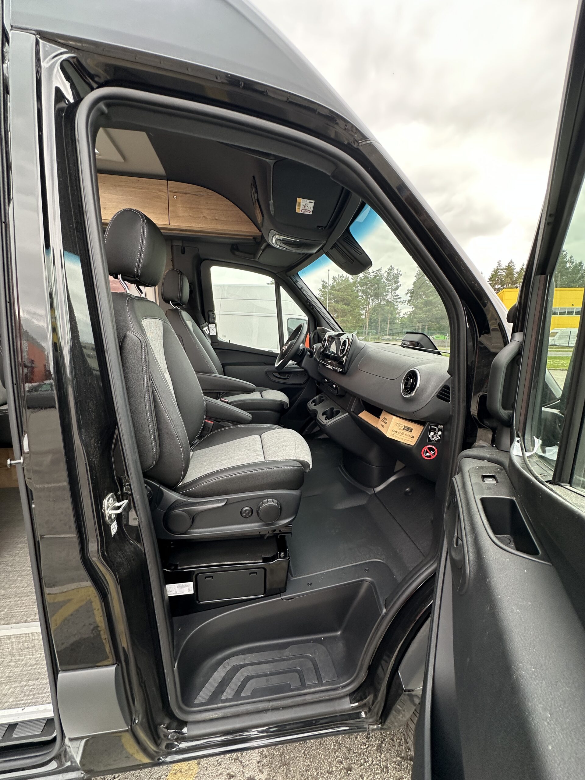 Mercedes-Benz Sprinter 319 CDI 2025 (749 NPR)